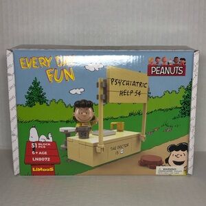 Peanuts lego set: Lucy’s psychiatric help stand